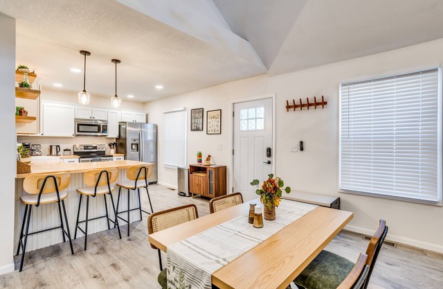 Modern, Fun & Family-Friendly Stay – Close to Everything You Need!