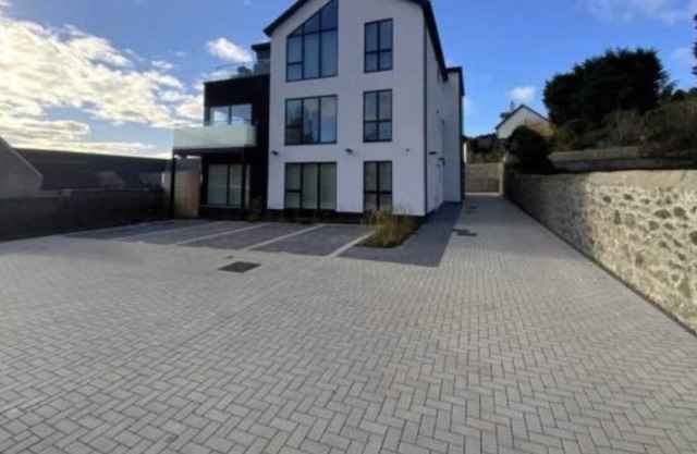 Modern g/floor apartment with parking & EV charger in Menai Bridge