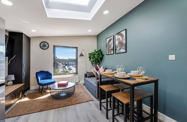 Modern Glam - 2BR Apartment in London