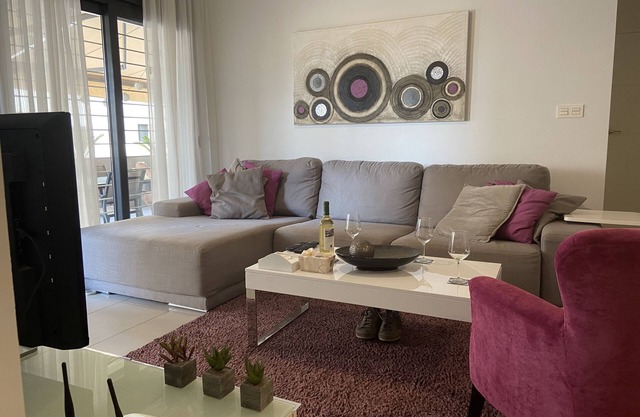 Modern ground floor flat within walking distance to the sea.