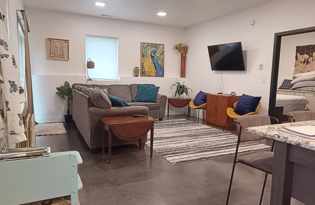 Modern Guest Suite King bed, close to interstate, shopping & restaurants