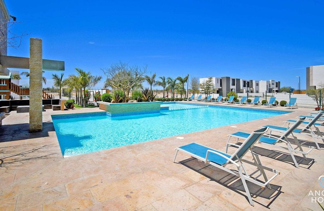 Modern Haven: Pool, BBQ, 15mins to Downtown La Paz