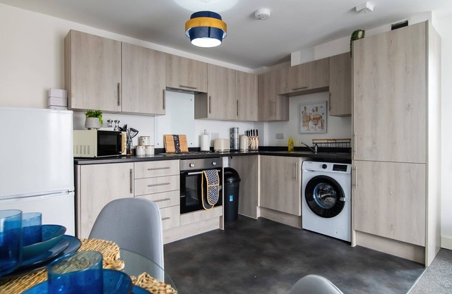Modern Heathrow 2 Bed 2 Bath Serviced Apartment