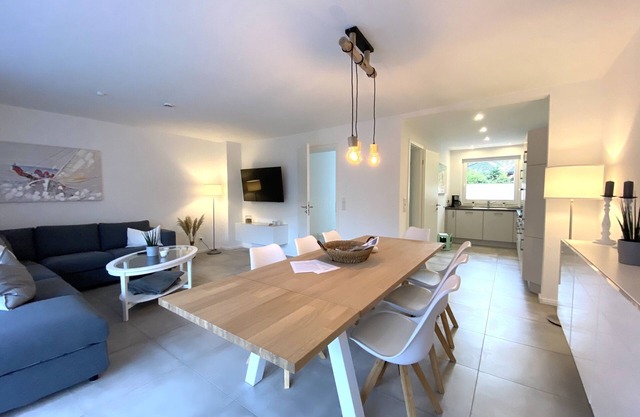 Modern, high-quality furnished house in a cul-de-sac location!