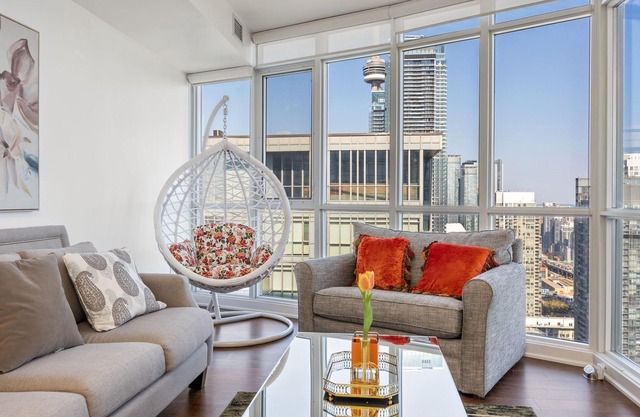 Modern High-Rise Condo, Lake & City Views, Downtown Toronto