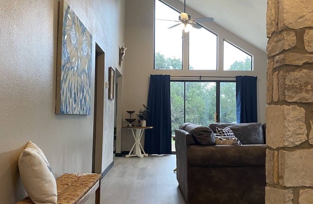 Modern Hill Country Stunner! Mountain Views, Super Close Frio River & Garner.