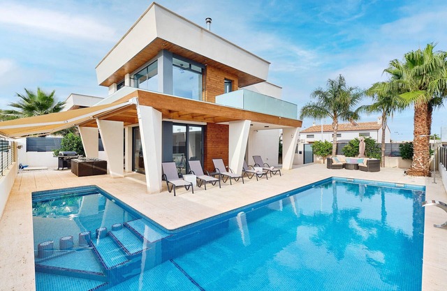Modern house near beach,10 people, BBQ, own pool with spa/jet/cascade & top host