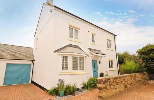 Modern holiday home in central St Merryn, close to beautiful beaches