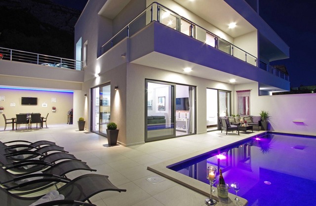 Modern holiday house Anja with heated pool and sea view, 3 bedrooms 6+2 pers.