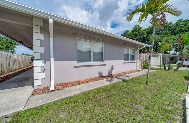 Modern home 10 minutes from Ft. Lauderdale beach!