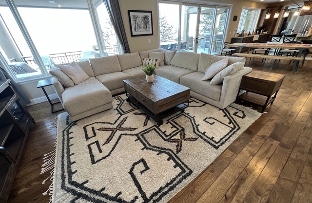 Modern Home, 3 Family Rooms, 3 Decks, 1 Mile from Broadmoor, 500’ above CoS.