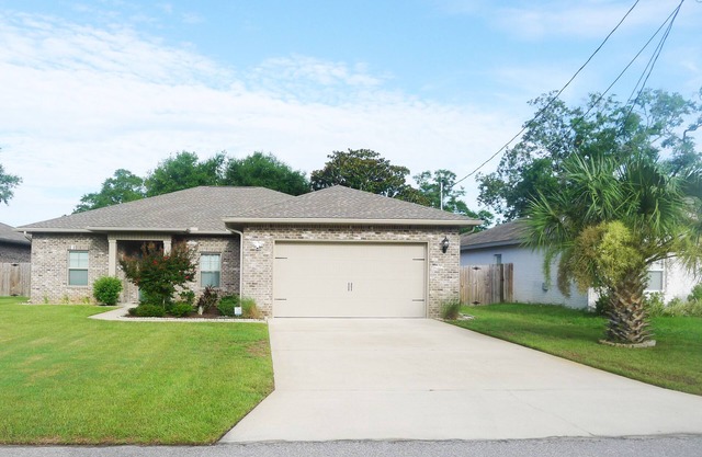 Modern Home, 4bed-3bath, 4min drive to the Beaches !