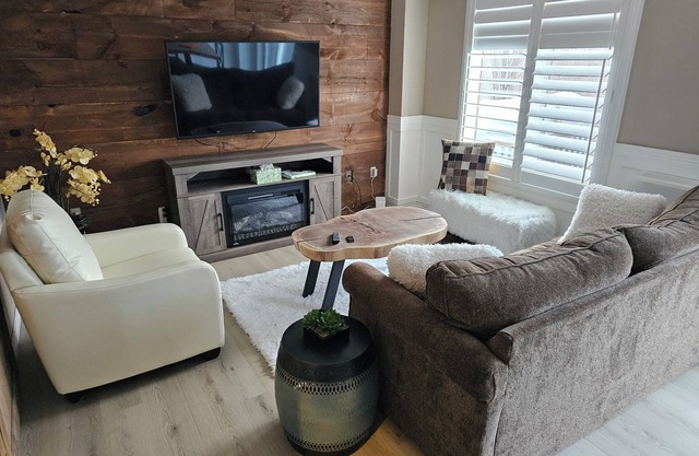Modern Home by Georgian Bay w/hot tub. Pet friendly!