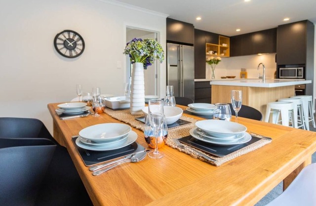 Modern Home for weddings/holiday in Kumeu Wine Country.