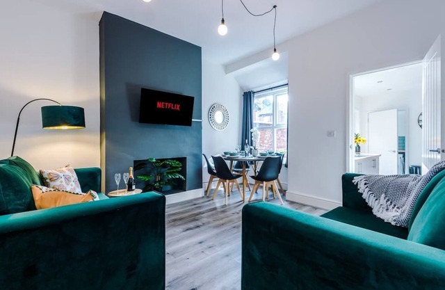 Modern home, ideal for business & groups, sleeps 7