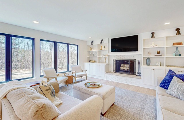 Modern Home in the woods w/a large patio, gas grill, & near the lake