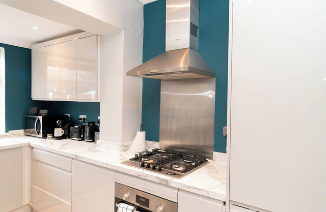 Modern Home|Sleeps 6 | Free Parking and free Wi-Fi w/Netflix