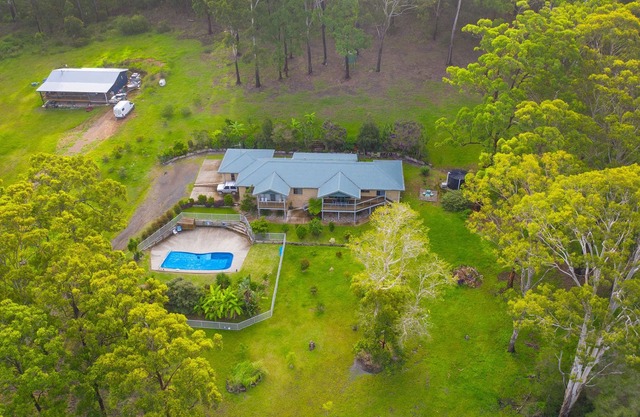 MODERN HOME WITH POOL IN RURAL SETTING - PET FRIENDLY