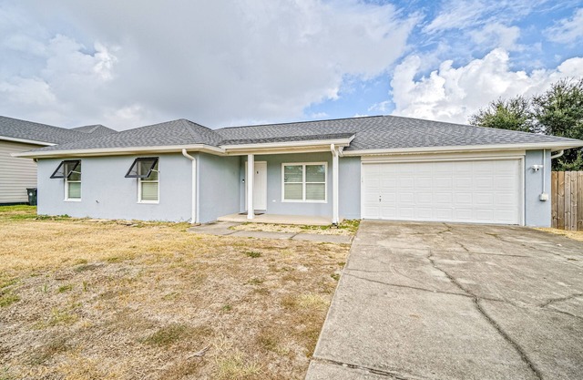 Modern home with WiFi, deck, washer & dryer and central A/C