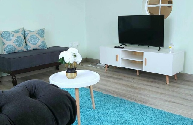 Modern &homely guest suite w/free parking in Karen