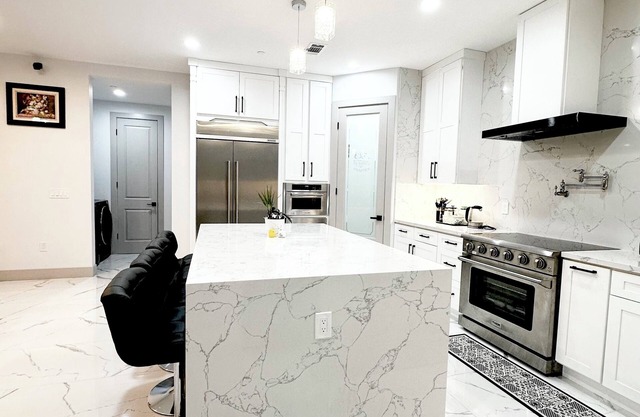 Modern House, 6 Bedrooms- 9 beds, 6.5 Smart Bathrooms, near Disney & Beach