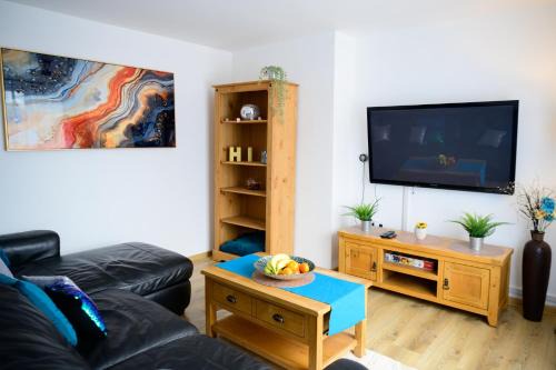 Modern house , Perfect for business trip & Families holiday or working proffesionals-5 min from M1 J25 , 500MB Wi-Fi , Netflix , Fully equiped kitchen , Asda supermarket 5 min walk , Free Secure parking with CCTV ,available monthly deals