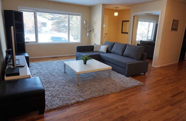 ⭐Modern House⭐Steps to FMC & Bow River⭐Mins to DT