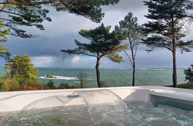 Modern house with garden, Sea view, SPA, Direct access GR34, Beach at 100 m