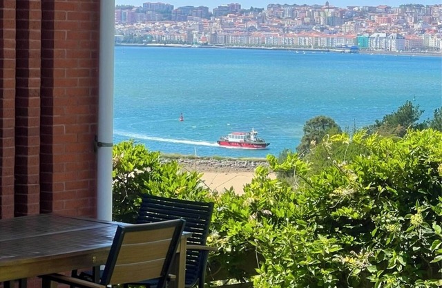 “MODERN HOUSE WITH SPECTACULAR VIEWS TO THE SANTANDER BAY”