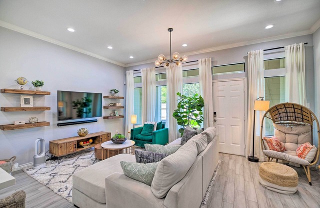 Modern Houston Townhome - 3 Mi to Downtown!
