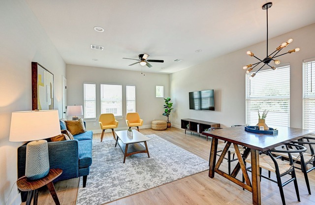Modern HTX Apt: Free Wi-Fi, A/C, Full Kitchen, Free Parking