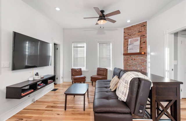 Modern Hyde Park Abode w/2 first floor bedrooms
