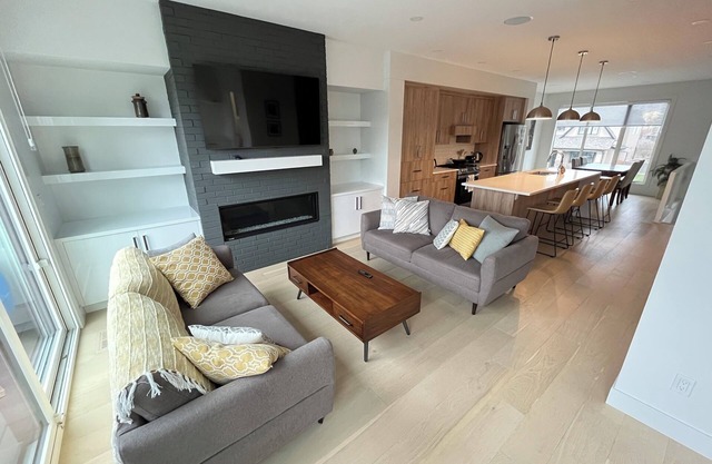 Modern Innercity 2BR House with AC/garage near Stampede/Saddledome/BMO/MNP