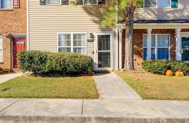 Modern Jacksonville Townhome: Patio, Pet Friendly!