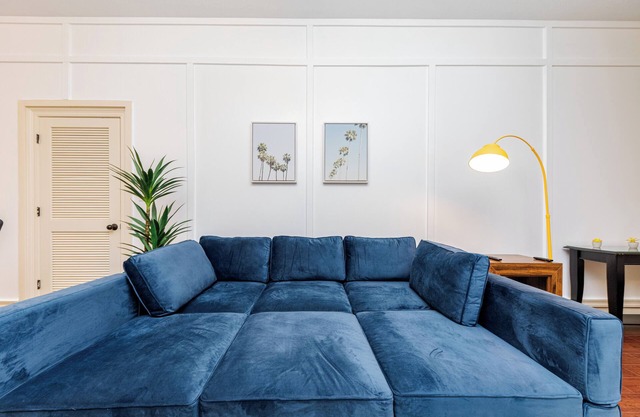 Modern King bed Haven/Free parking, Pool, Balcony