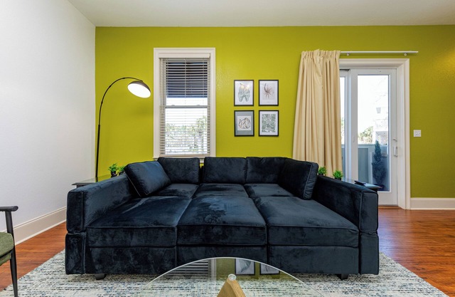 Modern King bed Haven/Free parking, Pool, Balcony