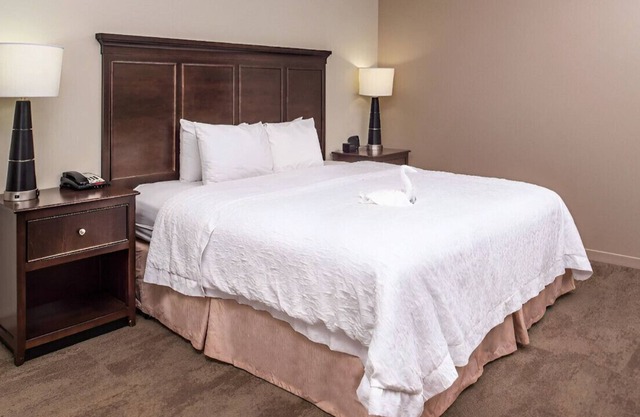 Modern King Rm near Starmount Shopping Center!