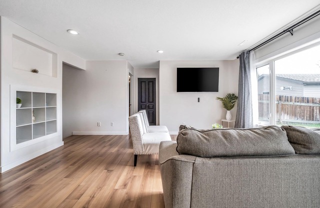 Modern King Suite with 1 bedroom + sofa bed West Lethbridge