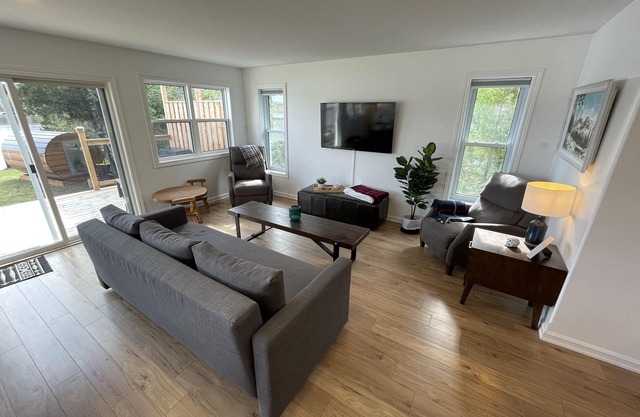 Modern lake house 20 minutes from the city.