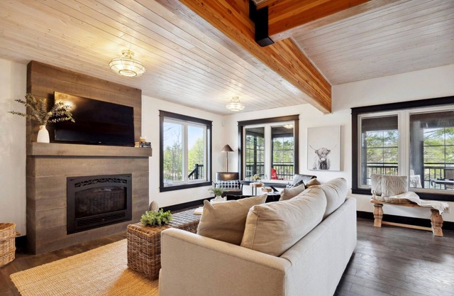 Modern Lakefront Cottage Minutes from Gravenhurst and Muskoka Bay Club
