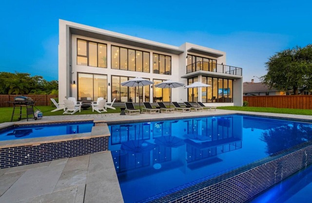 Modern Lakefront Villa w/Pool, Jacuzzi and Gym