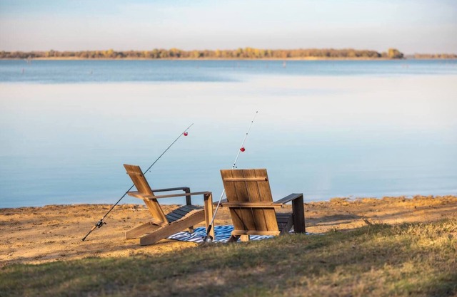 Modern Lakehouse for 6, Pet+EV, Walk to the lake!