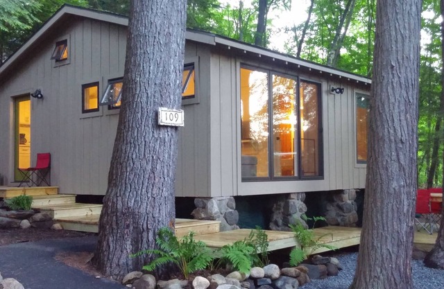 Modern Lakeside Cabin - 2 Kayaks, 2 SUPS, perfect lake stay