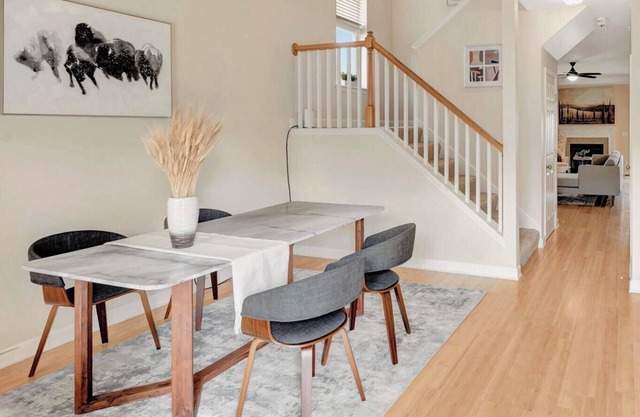 Modern Lakeside Gem 15 min to DT Quiet Community Pet-Friendly Nature & Outdoor