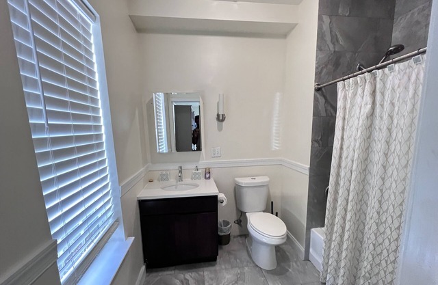 MODERN large apartment w/ 2 FREE PRKNG spots