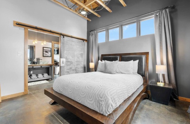 Modern Loft in Butte, America Garage Parking