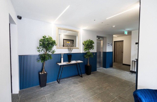 Modern London Apt: 2 Bed,2 Bath