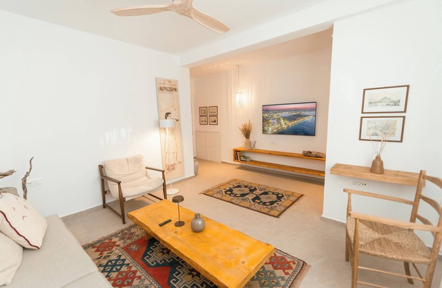 Modern LuxArt Apt 5' from Kos DΤ & beach. Ideal for couples.