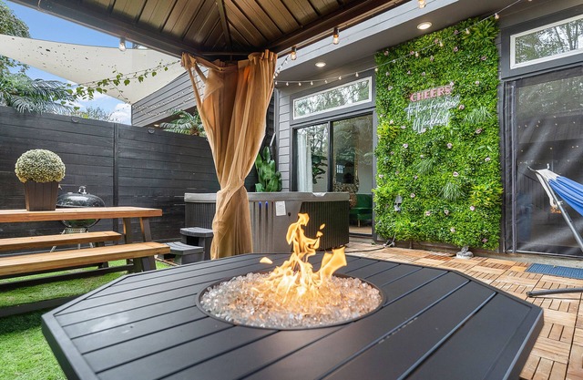 ☆Modern Luxe Downtown Home w backyard oasis☆ HotTub Gazebo 2021sq.ft Sleeps 12