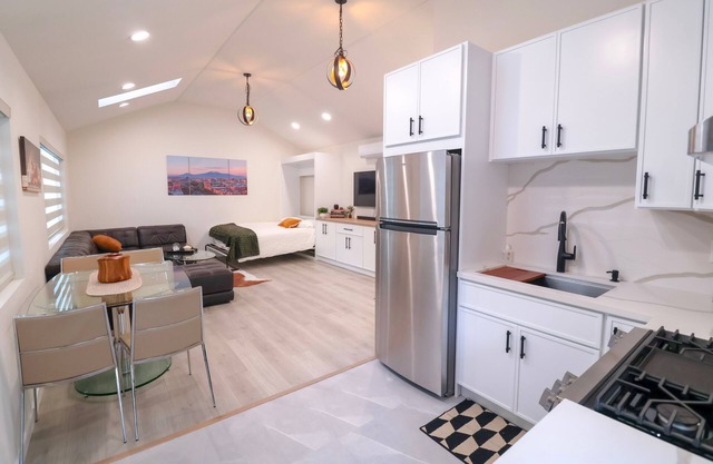 Modern Luxe Studio in Media/Rancho District Burbank